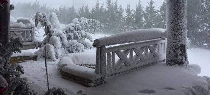 Στα χιόνια «θάφτηκε» η Αράχωβα -Κλειστό το Χιονοδρομικό Κέντρο Παρνασσού (εικόνες, βίντεο)